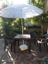 Tavolo da esterno con 4 sedie e ombrellone