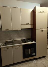 cucina con forno nuovo