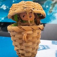 Bambolina nel cesto