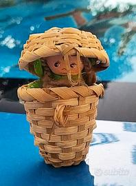 Bambolina nel cesto