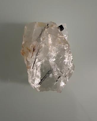 Quarzo Ialino con inclusioni di tormalina nera