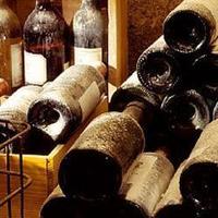 Bottiglie vecchie di vino e liquori