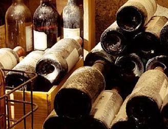 Bottiglie vecchie di vino e liquori