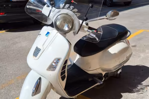 Piaggio Vespa 300Gts bianca