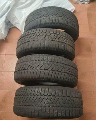 Treno Gomme Invernali Pirelli 225/50 R17