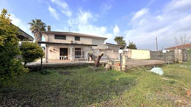 PORZIONE DI BIFAMILIARE A LATINA