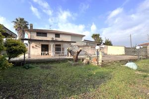 PORZIONE DI BIFAMILIARE A LATINA