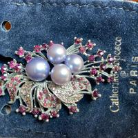 Spilla con cristalli e perle