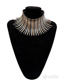 Collana Rigida Effetto Piumaggio Metallico
