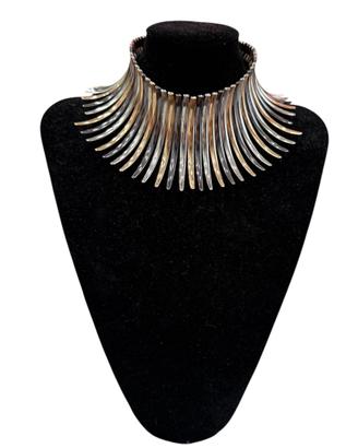 Collana Rigida Effetto Piumaggio Metallico