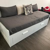 Divano letto con cassettoni.