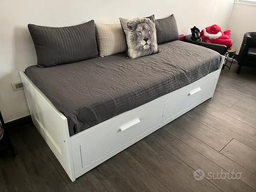 Divano letto con cassettoni.