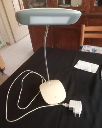 Lampada da tavolo al LED con base touch sensitive 
