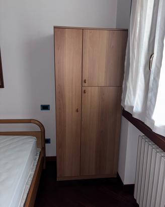 Mobile armadio in legno chiaro