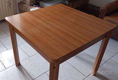 Tavolo in legno allungabile.