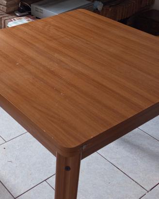 Tavolo in legno allungabile.