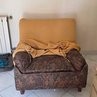  Divano letto e due poltrone.