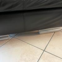Divano nero in pelle con chaise longue