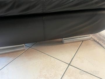 Divano nero in pelle con chaise longue