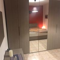 Armadio, una cassettiera, 2 comodini, uno specchio