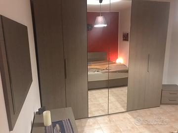 Armadio, una cassettiera, 2 comodini, uno specchio