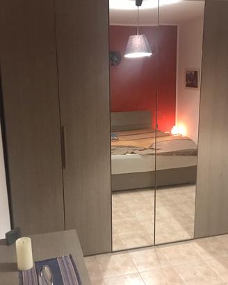 Armadio, una cassettiera, 2 comodini, uno specchio