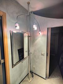 Piantana con specchio e faretti per trucco