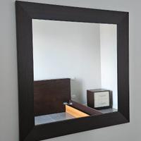 Specchio in legno marrone scuro