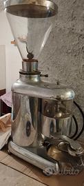 Macina caffè antica completamente originale.