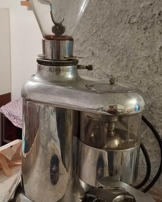 Macina caffè antica completamente originale.