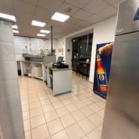 Pizzeria d'asporto con forno a legna