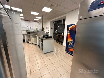Pizzeria d'asporto con forno a legna