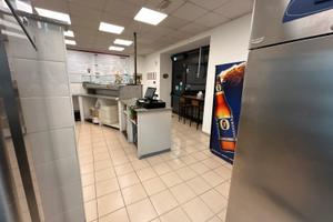 Pizzeria d'asporto con forno a legna