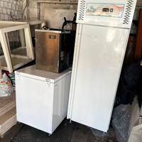  Attrezzi Bar ,frigo,tavoli ,sedie , macchina caff