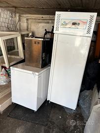  Attrezzi Bar ,frigo,tavoli ,sedie , macchina caff