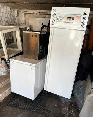  Attrezzi Bar ,frigo,tavoli ,sedie , macchina caff