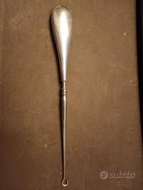 Un antico tira lacci (button hook)