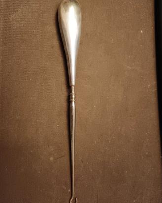 Un antico tira lacci (button hook)
