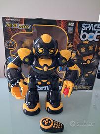 Robot multifunzione con telecomando