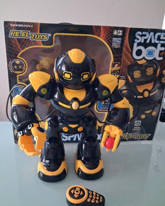 Robot multifunzione con telecomando