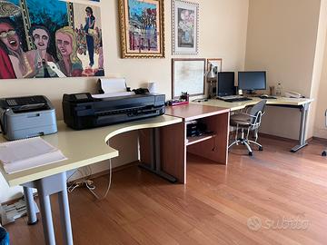 4 scrivanie da ufficio + 2 mobiletti porta oggetti