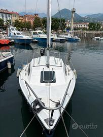 barca a vela cabinata ormeggiata a Verbania