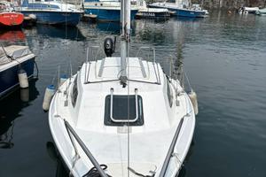 barca a vela cabinata ormeggiata a Verbania