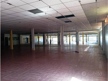 Immobile di 400 m² con 1 locale a Roma