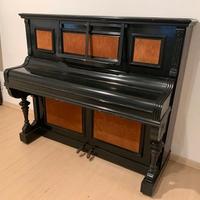 pianoforte nero con inserti scomosciati