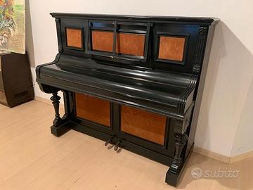 pianoforte nero con inserti scomosciati