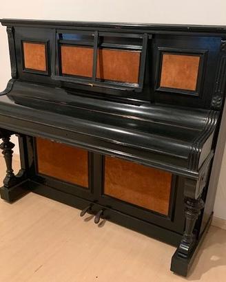 pianoforte nero con inserti scomosciati