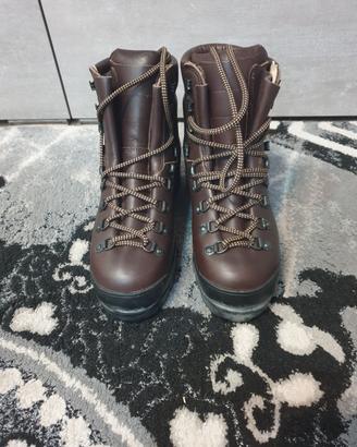 SCARPE DA MONTAGNA TIPO VIBRAM NUOVI MISURA 40