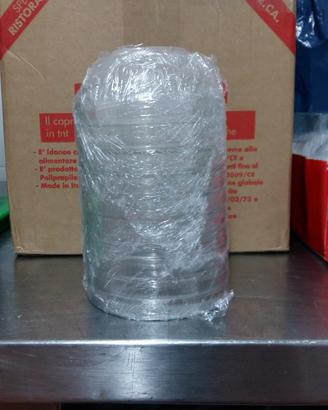 Ciotole trasparenti e bianche