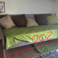 Arredamento camera: Armadio, tavolo, due letti